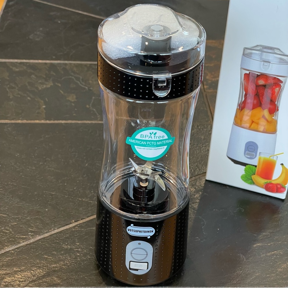 VOTSUPKITDINOK Portable Blender, USB Rechargeable, with 6pcs 3D  Black